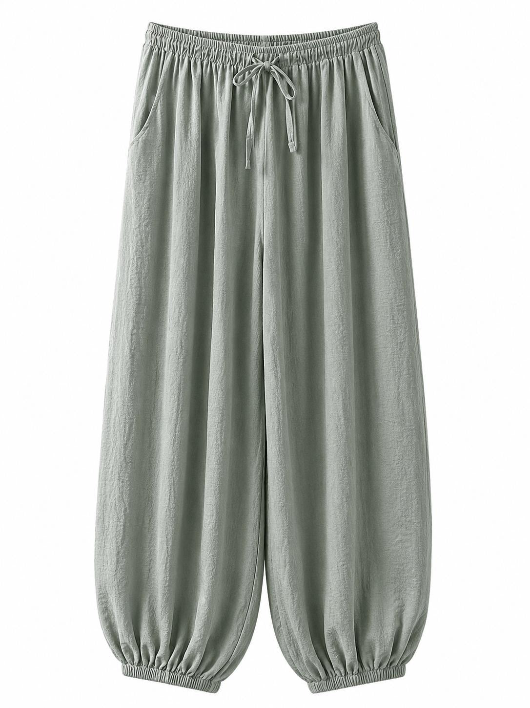 Pantalón de corte amplio.