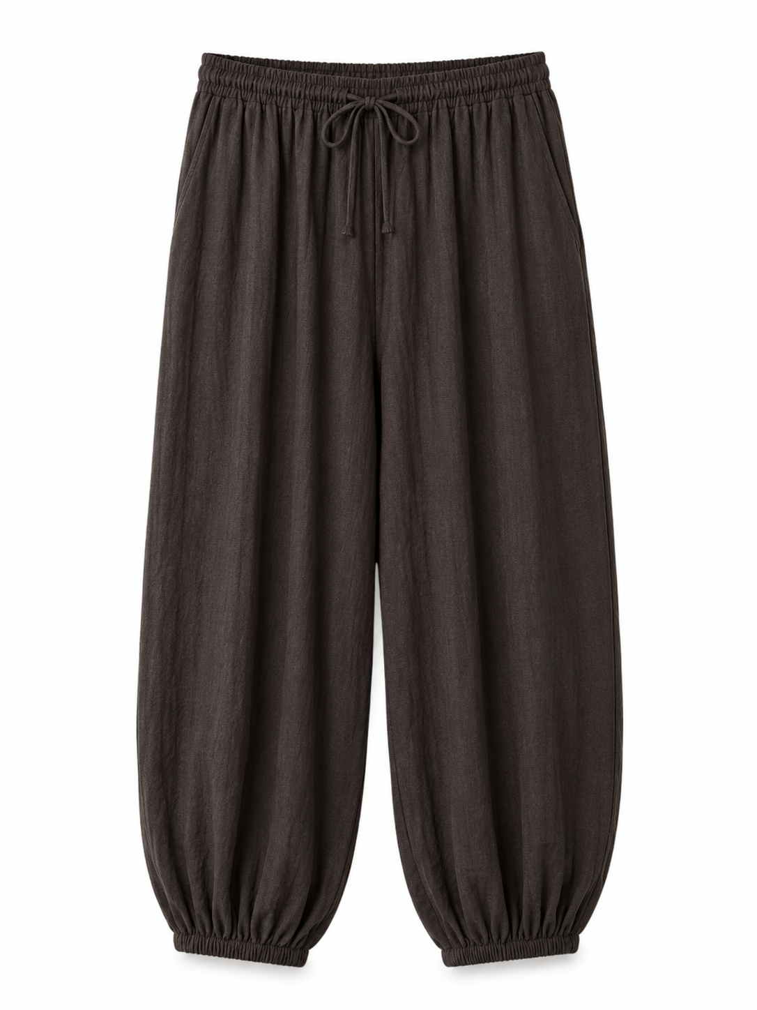 Pantalón de corte amplio.