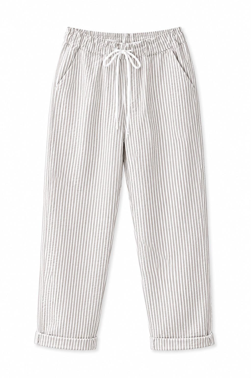 Pantalón de rayas finas.