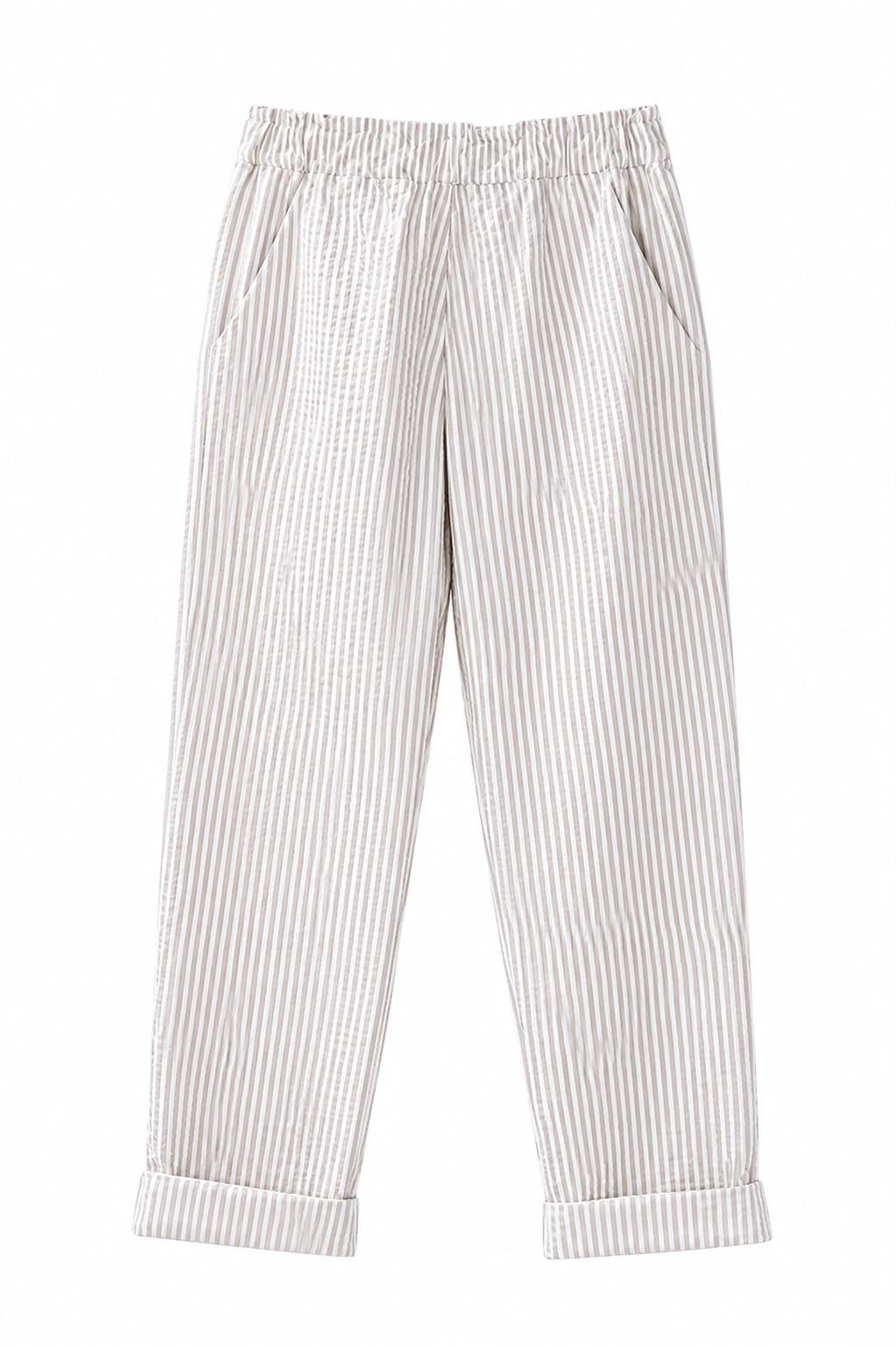 Pantalón de rayas finas.
